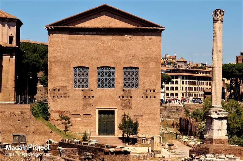 Facade of the Curia Julia with column of Phochus to the right.