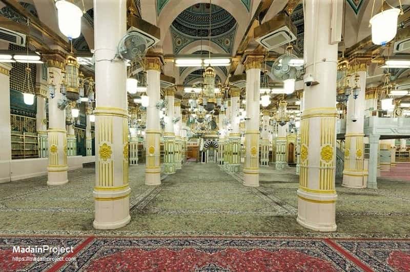 Area Raudhah di Masjid Nabawi dengan pilar megah berwarna putih dan karpet hijau